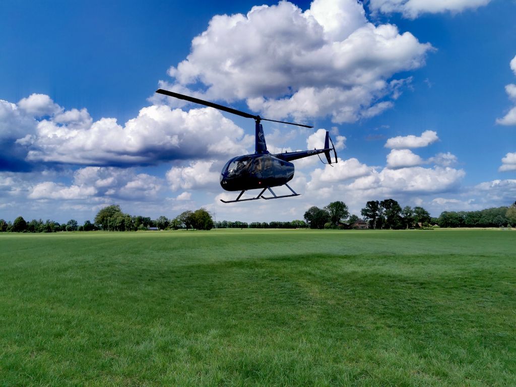 Jubileum dagprogramma In het Veld Groep met helikopter vliegen