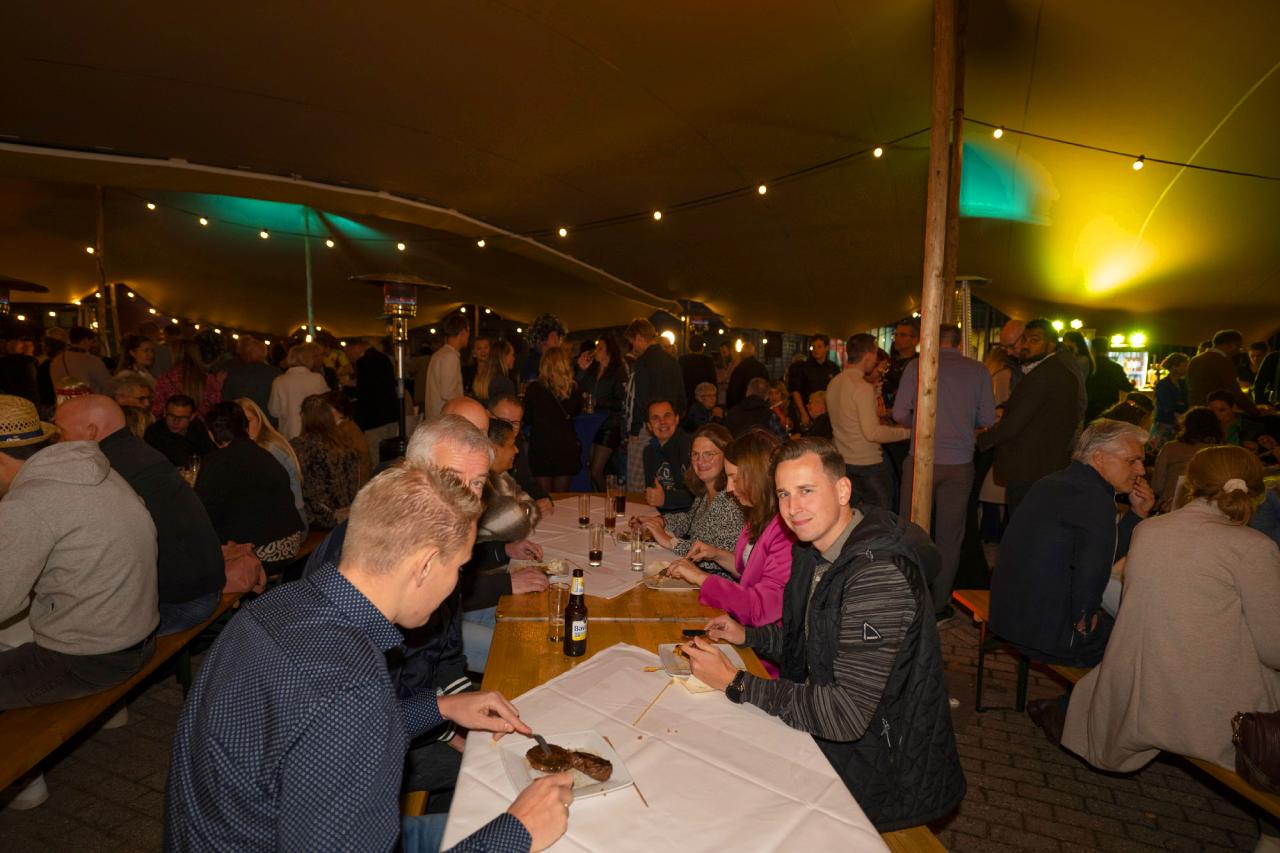 Bedrijfsfeest / personeelsfeest op eigen locatie / terrein met live-band Bedrijfsfeest / personeelsfeest op eigen locatie / terrein met live-band