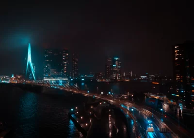 Prachtig uitzicht op de skyline van Rotterdam met de Erasmusbrug