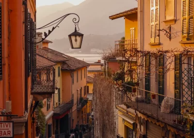 De oude en smalle steegjes van de kleine dorpjes zijn typisch Italiaans en een fraaie plek voor jullie lunch of diner