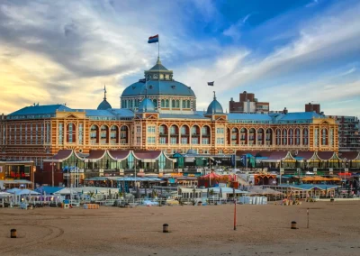 Het Kurhaus is een landmark in Scheveningen