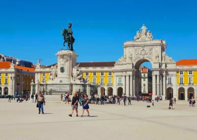Het beroemde plein met standbeeld in Lissabon is een bezoek zeer waard