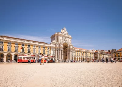 Het grote plein voor de Arco do Triunfo