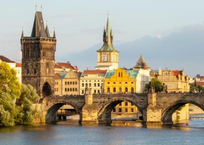 Plaatjes op de poortwachters in de hoofdstad van Tjechië