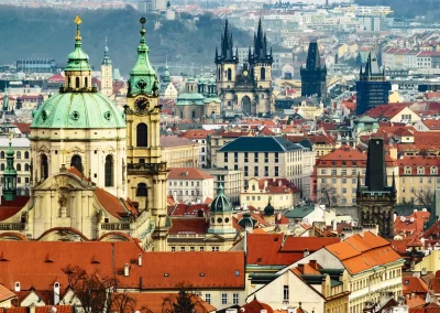 Zicht op de oude basilieken in de stad, met de Praagse burcht als hoogtepunt