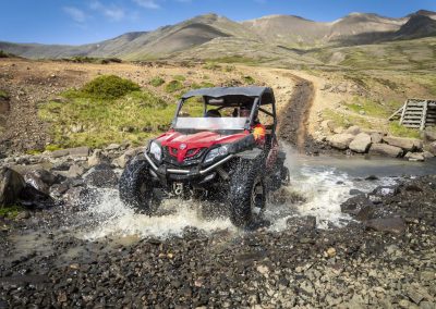 Door de vulkaangebieden crossen: maar dan wel in een gaef offroad voertuig
