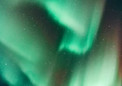 Wist je dat het Noorderlicht ontstaat door zonlicht dat botst met zuurstofatomen? Door de lichtbreking ontstaat de bijzondere groene kleur
