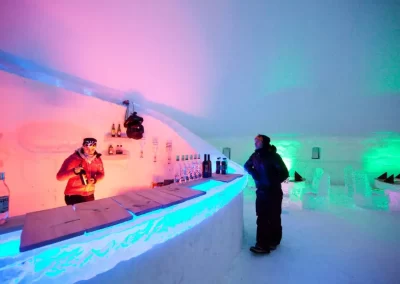 De IJsbar (of Ice-Bar) is gemaakt in een échte grote Iglo