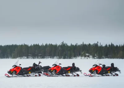 Een sneeuwscooter tocht is onze aanrader voor een geweldige activiteit