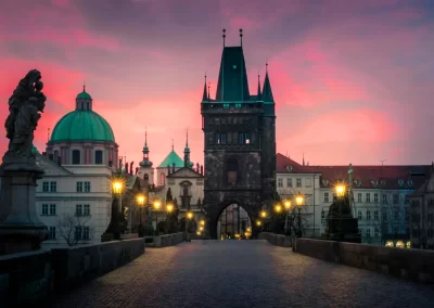 Eén van de vele eeuwenoude bruggen over de Moldau rivier, die verderop in de Elbe stroomt