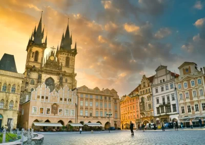 Het plein voor de bekende Týnkerk in het hart van de stad