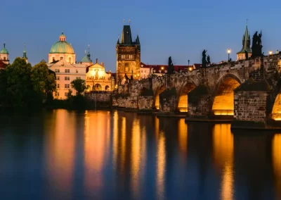 De Moldau is de slingerende, grote rivier door de stad Praag