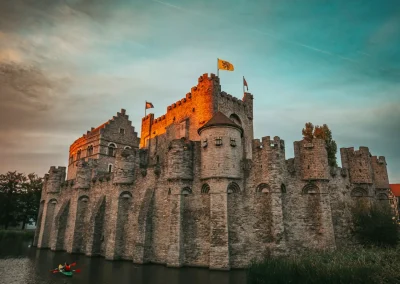 Het Gravensteen als must-see locatie tijdens jullie bedrijfsuitje met overnachting naar Gent