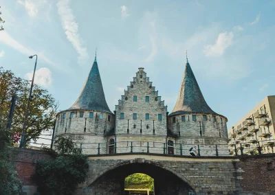 Het water en de vele bootjes en bruggen spelen een centrale rol in Gent: je gaat ze allemaal ontdekken tijdens een bedrijfsuitje met overnachting in Gent