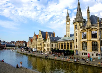 De bekendste plek van Gent: de Leie en de Graslei. Ook deze ga je ontdekken tijdens onze personeelsreis Gent