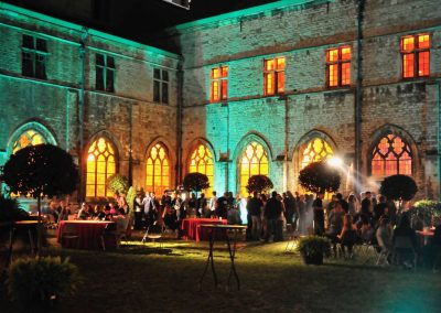 In de zomermaanden organiseren we graag een mooi diner of BBQ in de binnentuinen van Gent