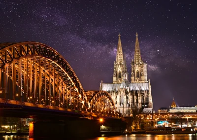 De bekende skyline van Keulen: dit is een geweldige bestemming een teamuitje of bedrijfsuitje met overnachting