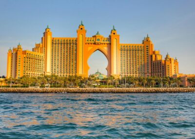 Gaan we de stad Dubai in, de woestijn of het water op?