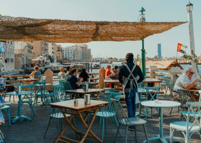 In de haven van Dubai lekker relaxen en lunchen op het terras