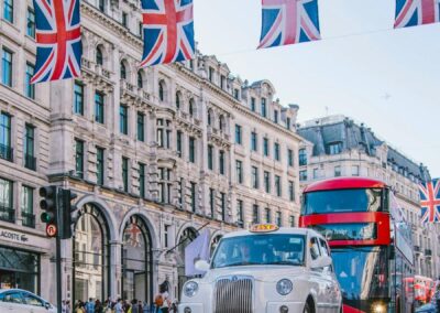 Tijdens jullie bedrijfsuitje Londen mag een cabby of dubbeldekker tour niet ontbreken